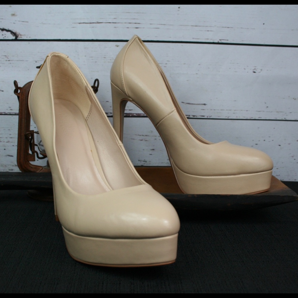 Nude platform heels in new condition!